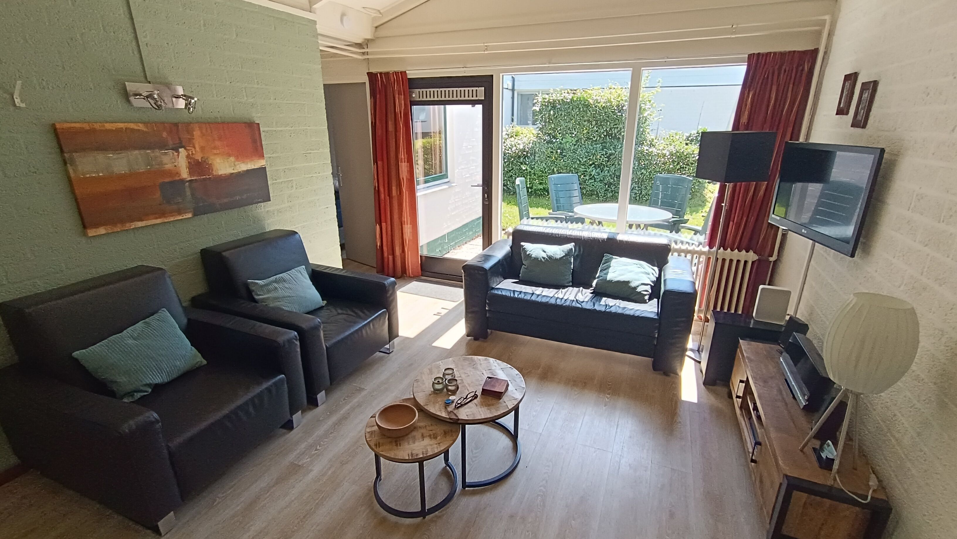 Een televisie, een dvd-speler en een tafeltennistafel