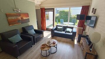 Een televisie, een dvd-speler en een tafeltennistafel