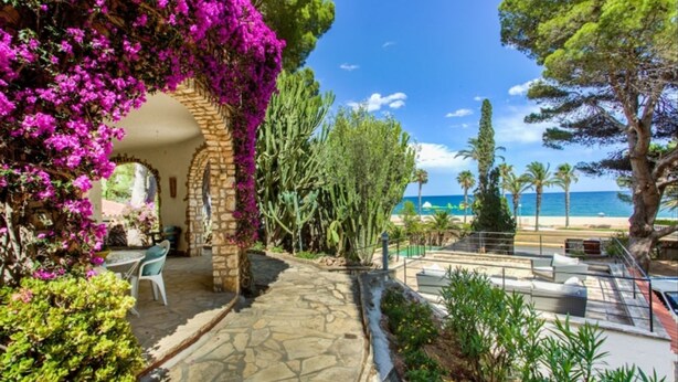 A stone pathway leading to a seating area with a view of the sea. - Th06 Villa in Miami Platja 6 Bedrooms (Mont-roig del Camp)