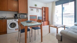Un apartamento pequeño con cocina, comedor y sala de estar.