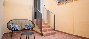 帶私人庭院的 Th08 現代公寓  