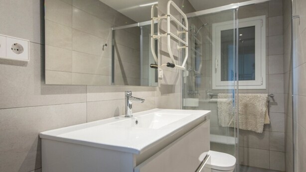 A modern bathroom with a white vanity, a glass shower enclosure, and a toilet. - Th129 Villa Marinada en la Playa de Cambrils (Cambrils)