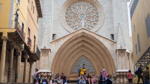 A historic cathedral with a large rose window and Gothic architecture. - Th10 Apartamento Destral en el Centro de Tarragona (Tarragona)