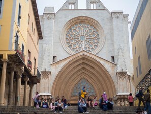 A historic cathedral with a large rose window and Gothic architecture. - Th10 Apartamento Destral en el Centro de Tarragona (Tarragona)