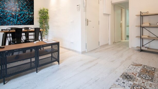 A modern interior with a dining area, white wardrobe, and a bookshelf. - Th158 Aprtamento Sedassos (Tarragona)