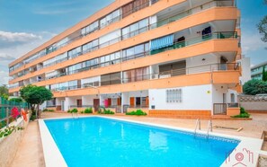 A multi-story building with a swimming pool in front. - Th03 Apartamento Cerca de la Playa en la Pineda (Salou)