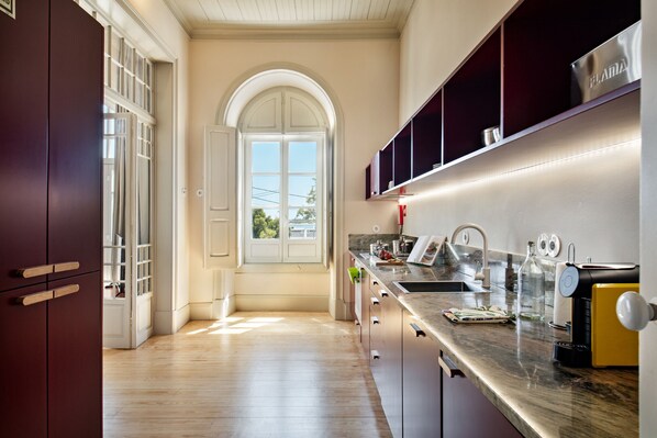 Refrigerador, horno, parrilla de estufa y lavavajillas 