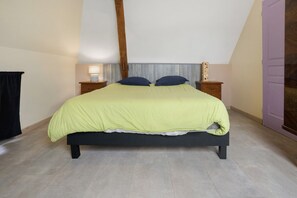 3 habitaciones, tabla de planchar con plancha, wifi y ropa de cama 