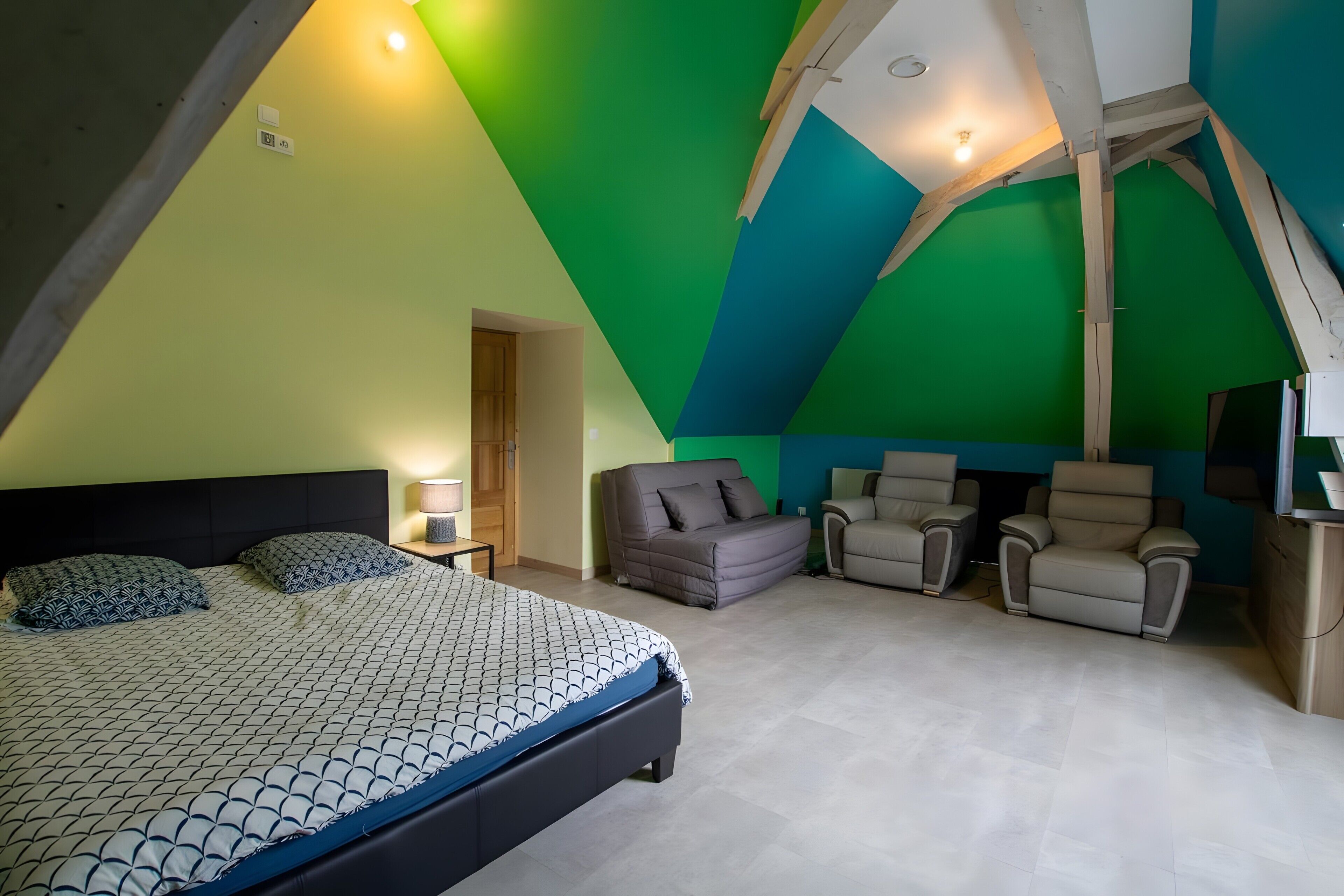 3 bedrooms, iron/ironing board, WiFi, bed sheets