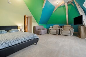 3 bedrooms, iron/ironing board, WiFi, bed sheets