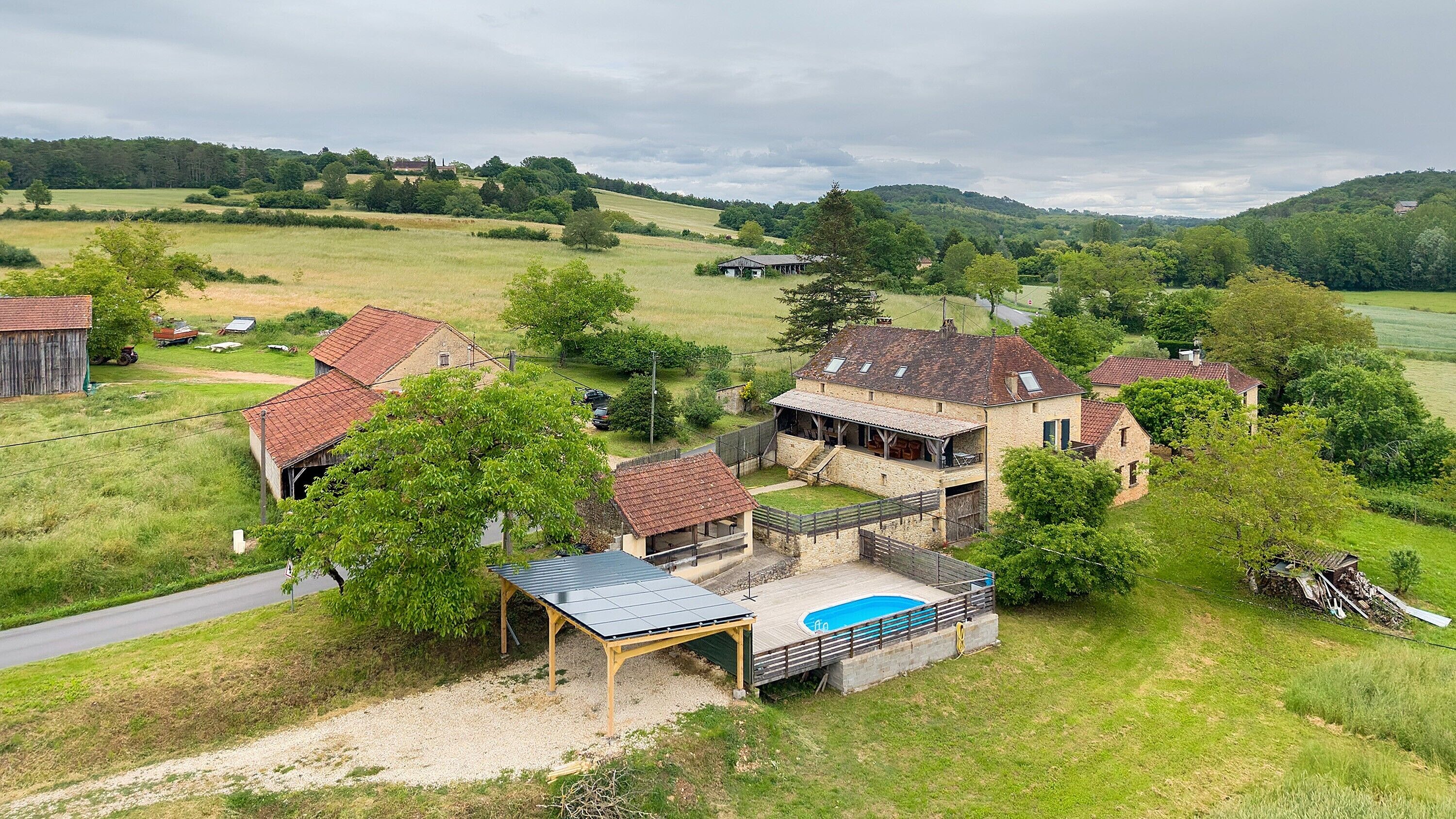 Une propriété rurale dotée d’une piscine, d’une grange et d’une maison de ferme.