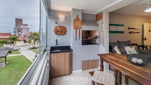 Una cocina moderna con estufa integrada, encimera de madera y vistas a la ciudad.