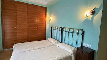 6 bedrooms, iron/ironing board, WiFi, bed sheets