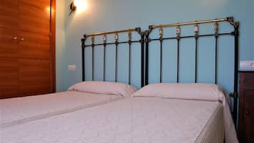 6 slaapkamers, een strijkplank/strijkijzer, wifi, beddengoed