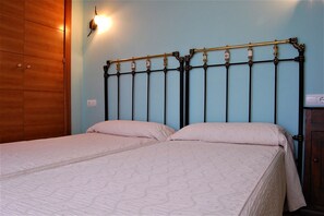 6 bedrooms, iron/ironing board, WiFi, bed sheets