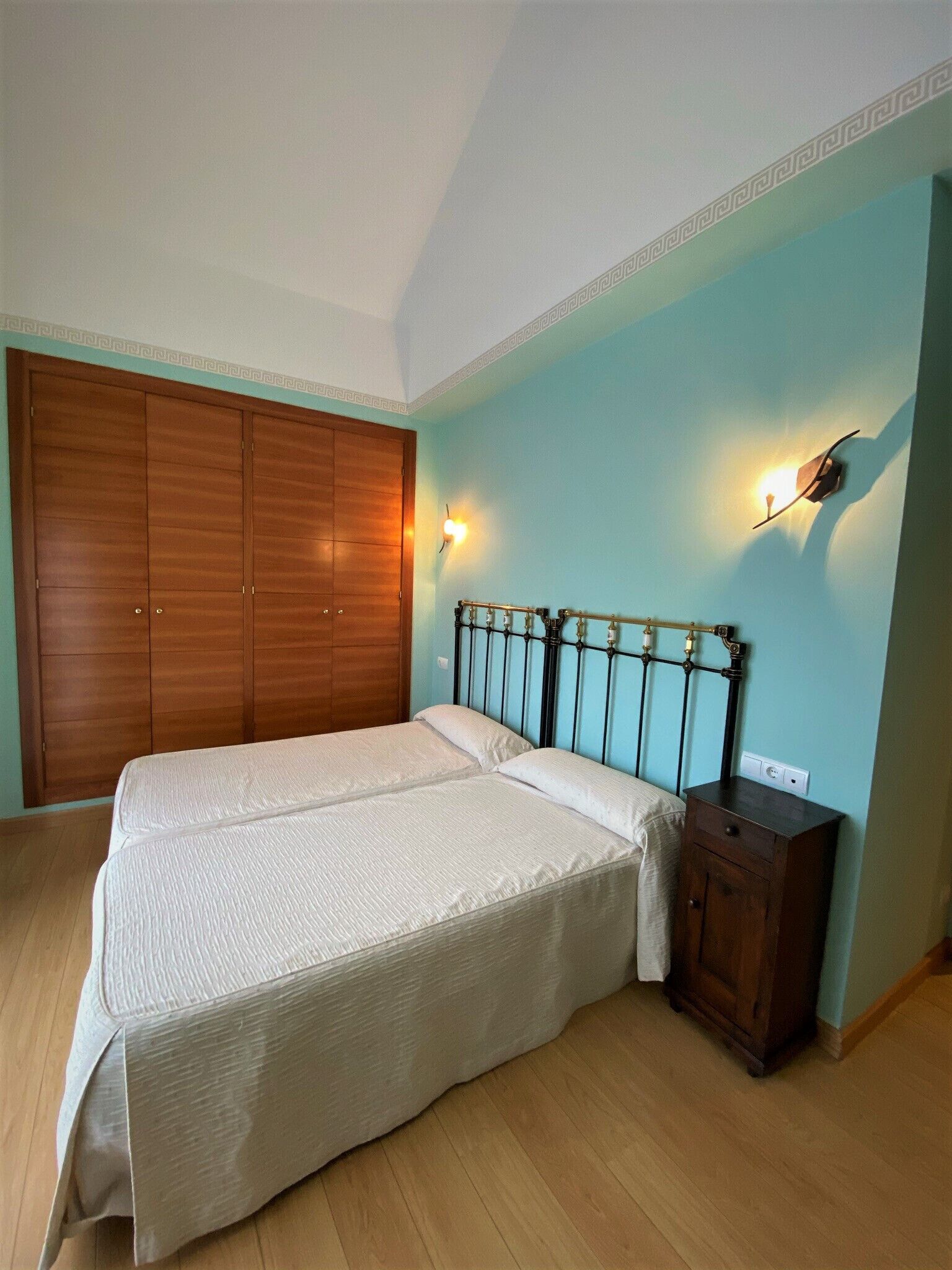 6 chambres, fer et planche à repasser, Wi-Fi, draps fournis