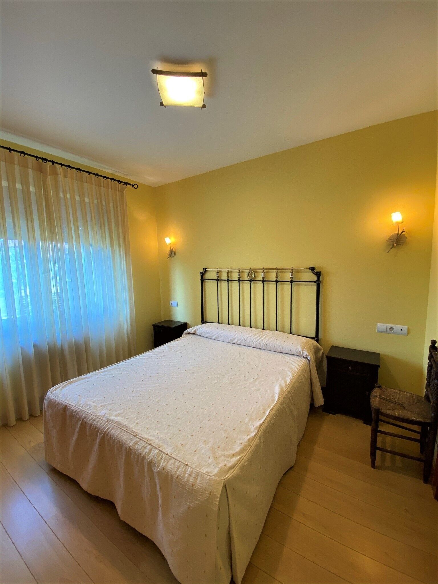 6 bedrooms, iron/ironing board, WiFi, bed sheets