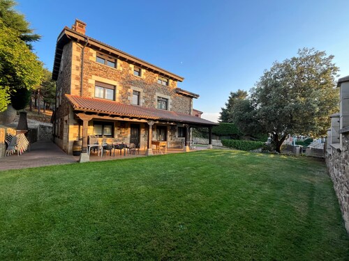 Holiday Home 'Casa Rural La Carrasquilla' with Private Terrace, Private Garden and Wi-Fi