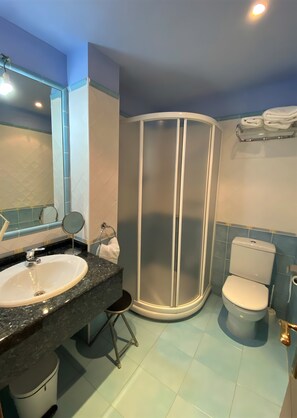 Douche, sèche-cheveux, serviettes fournies