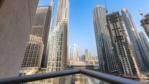 Une vue urbaine avec de hauts immeubles, dont une tour imposante portant l’inscription « EMAAR ».