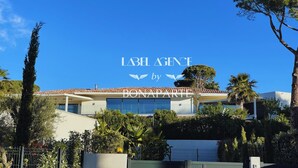 Un bâtiment moderne, avec un ciel bleu dégagé. On peut lire l’inscription « LABEL AGENCY by BONAPARTE » sur la façade.