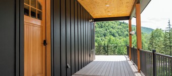 New Skye Ridge Lodge: 3 Bd, Hot Tub, Fireplace and AC!