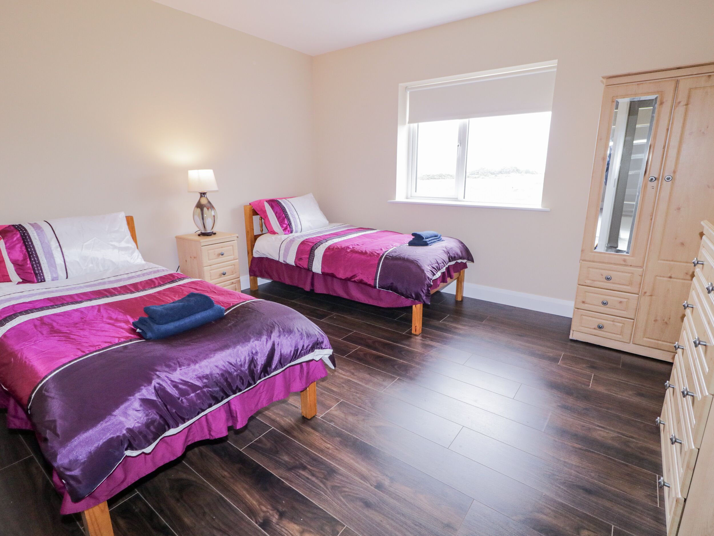 3 عدّة غرف نوم وبديكورات فريدة لكل غرفة وطراز فريد لكل وحدة