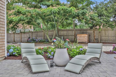 Very Private 2-bedroom Oasis - walk to bike trail and Great Pond