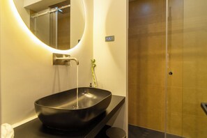 تجهيزات دش، مجففات شعر، مراحيض شطف، مناشف