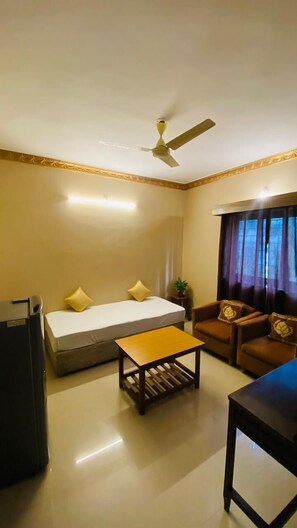 Comfort Suite, Balcony, Pool View | Living area