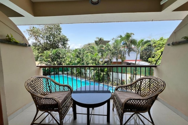 Kahden hengen luksushuone yhdelle, parveke, näköala uima-altaalle | Parveke