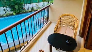 Comfort suite, balkon, uitzicht op zwembad | Uitzicht vanuit de kamer
