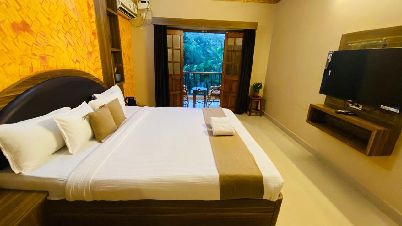 Comfort Suite, Balcony, Pool View | Egyptian cotton sheets, premium bedding, desk, laptop workspace