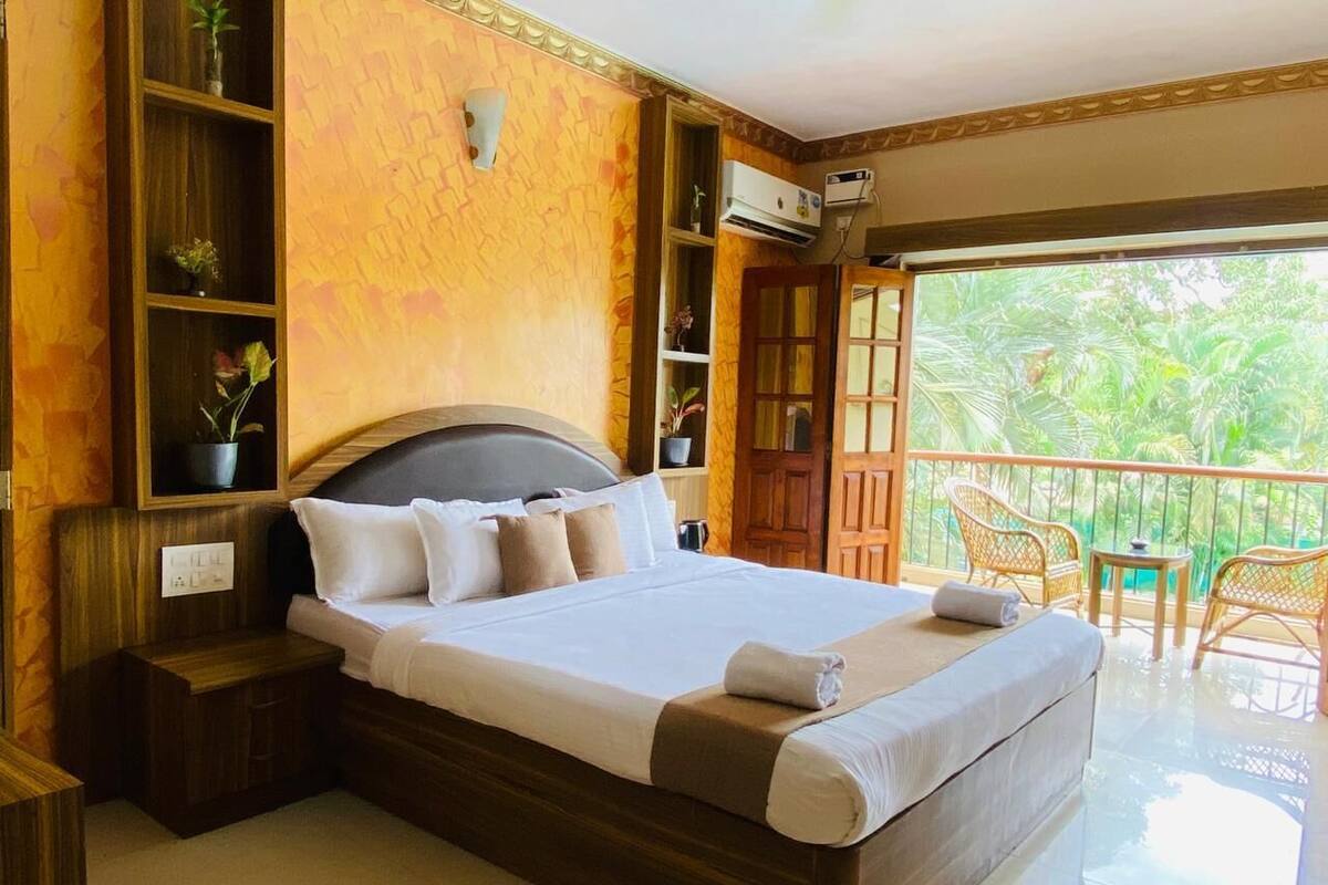 Comfort Suite, Balcony, Pool View | Egyptian cotton sheets, premium bedding, desk, laptop workspace
