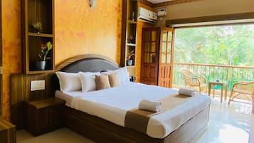 ห้องคอมฟอร์ทสวีท, ระเบียง, วิวสระว่ายน้ำ | ผ้าปูที่นอนฝ้ายอียิปต์, เครื่องนอนระดับพรีเมียม, โต๊ะทำงาน
