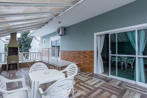 Basic Apartment | Outdoor dining