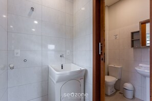 Basic Apartment | Bathroom