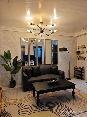 House, 3 Bedrooms, Balcony, Garden View | Living room | Books