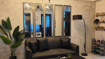 House, 3 Bedrooms, Balcony, Garden View | Living room | Books