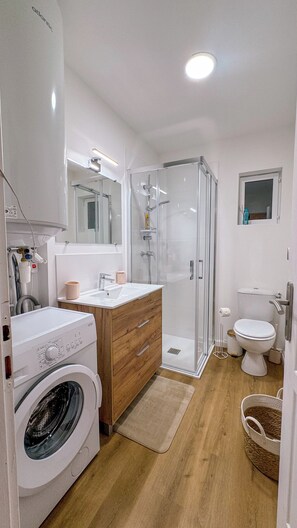Dusche, Haartrockner, Handtücher, Seife