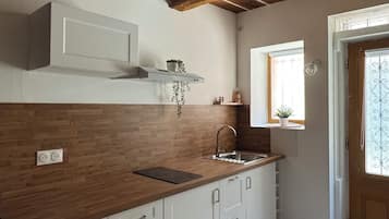 Frigorífico, microondas, placa de cocina y cafetera o tetera