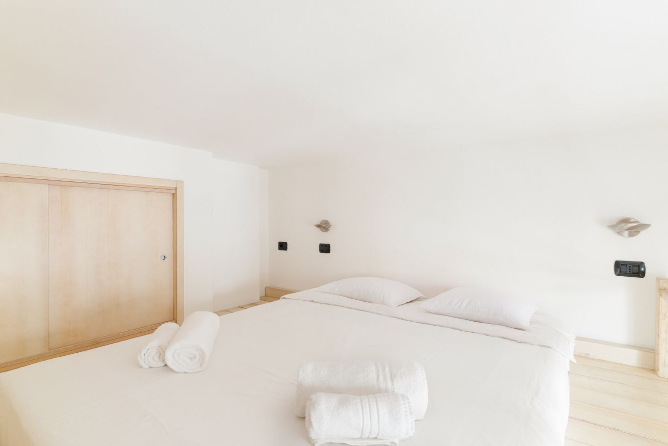 1 chambre, fer et planche à repasser