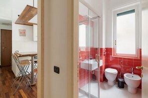 Regadera, bidet, toallas 