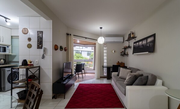 Basic Apartment | Living area - Comfortable Apartment With Barbecue Sje0103 (Florianópolis)