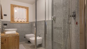 Dusche, Haartrockner, Bidet, Handtücher