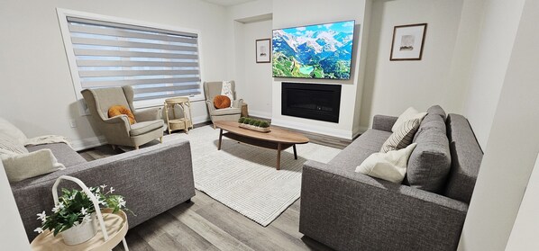 Smart TV y chimenea 