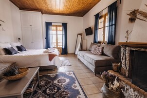 Caja de seguridad en la habitación y tabla de planchar con plancha 
