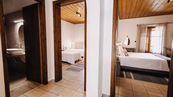 Caja de seguridad en la habitación y tabla de planchar con plancha