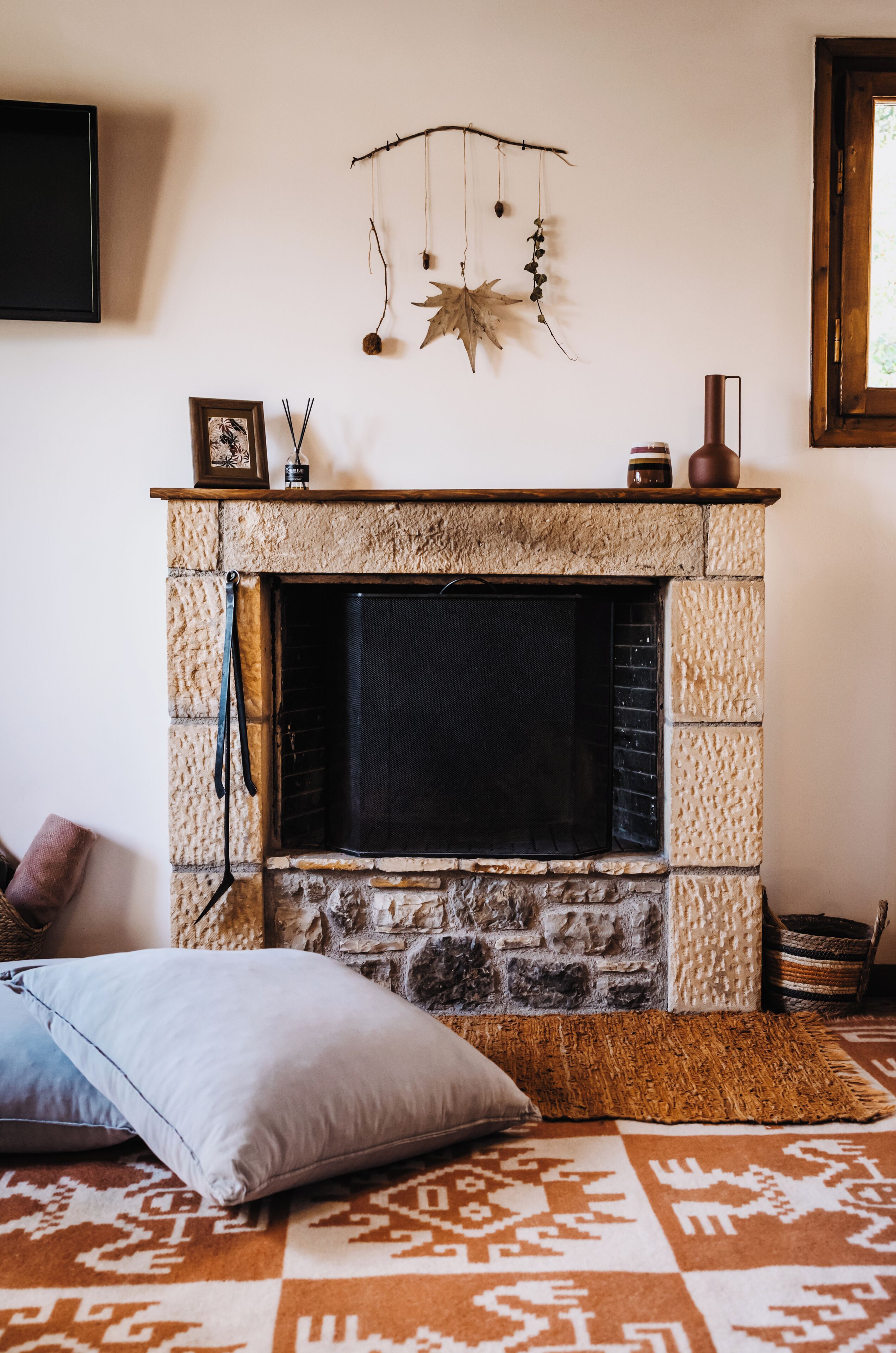 Suíte conforto, sacada, vista para a montanha | Área de estar | TV