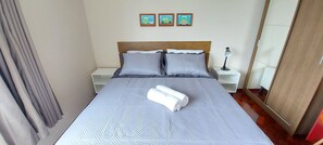 3 habitaciones, tabla de planchar con plancha, internet y ropa de cama